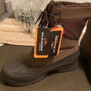 Waterproof and wind proof Aleader adventure boots.